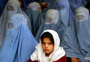 Niña-afgana-rodeada-de-mujeres-con-burka-ilgaorg