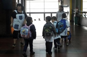 niños en la escuela adentro