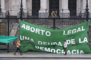 (140929) -- BUENOS AIRES, septiembre 29, 2014 (Xinhua) -- Una pancarta es colocada frente al Congreso Nacional de Argentina, durante una marcha para exigir un debate en las Cámaras de una ley que permite el aborto gratuito, legal y seguro, en Buenos Aires, Argentina, el 29 de septiembre de 2014. Entre 450,000 y 600,000 abortos ilegales son realizados en Argentina cada año, la mayoría de ellos bajo condiciones inseguras, lo que posiciona al aborto como la primera causa de muerte materna. (Xinhua/Patricio Murphy/ZUMAPRESS) (rt)