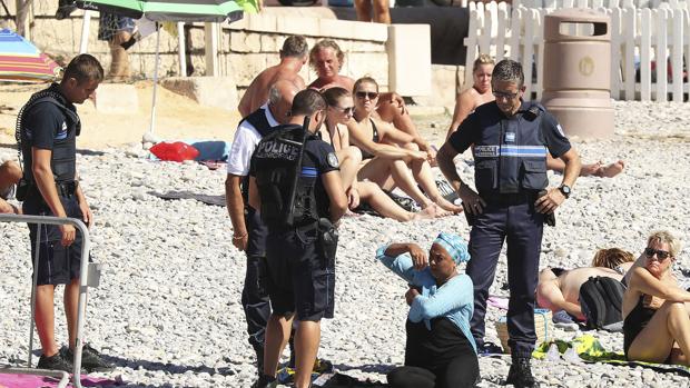 policia-niza-playa-kzcF--620x349@abc