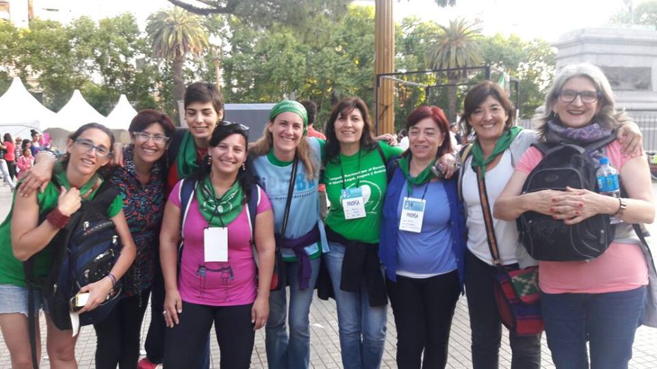 Imagen : #31ENM #Rosario Integrantes de @Red_PAR en la #Marcha Foto: Marcela Gabioud (Mar del Plata) — con Sole Ceballos, Andrea Rossetti, Emilia Di Liscia, Marcela Gabioud, Mónica Molina, Gabriela Barcaglioni, Pate Palero y Mónica Ambort.