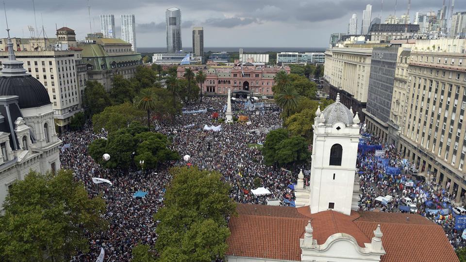 Multitudinarias marchas a Plaza de Mayo a 40 años del último golpe ...